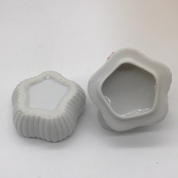 Beautiful Turtle Doves with Rose wedding ring box - Picture 4 of 8